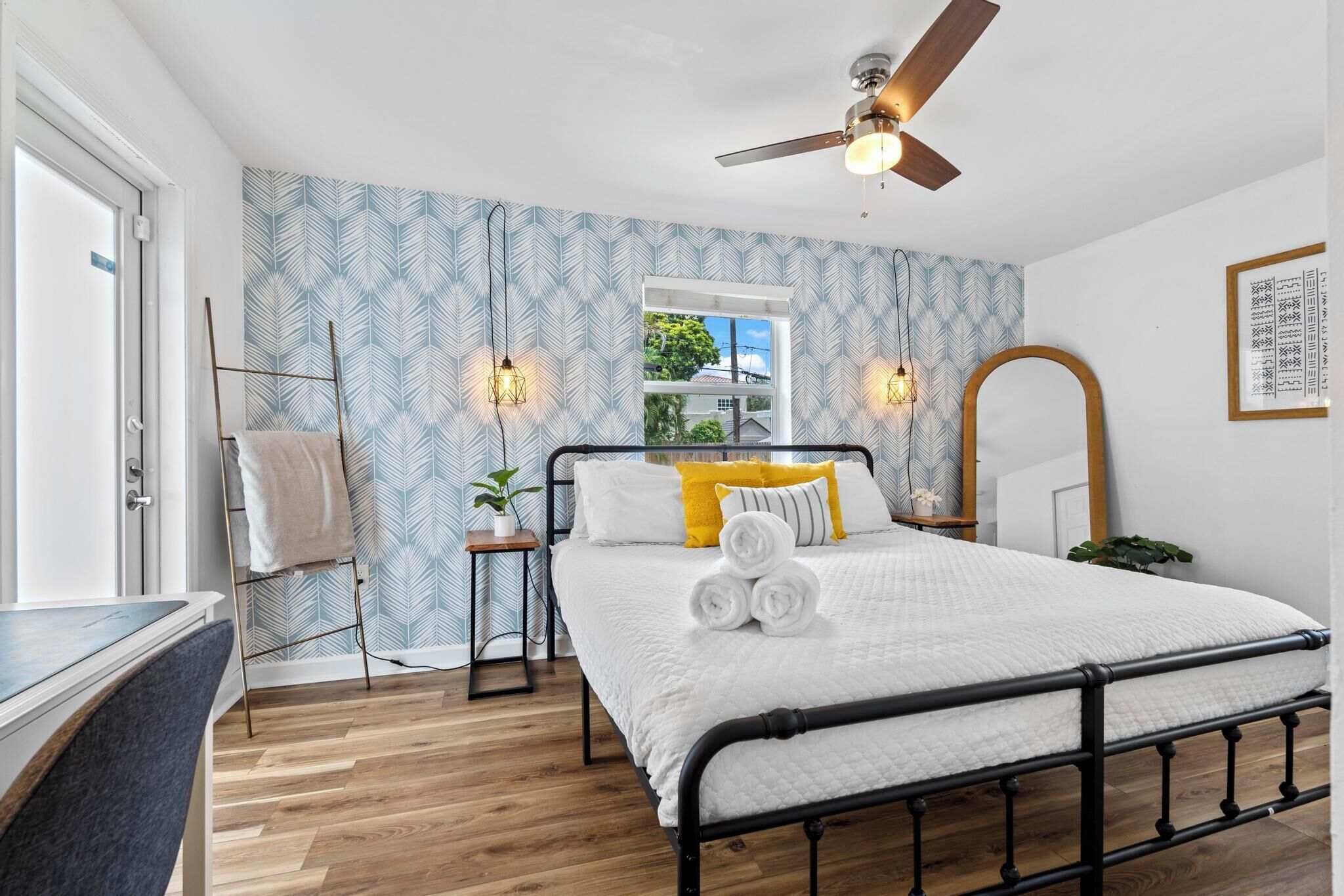 3 bedrooms, desk, iron/ironing board, travel cot