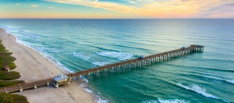KING Bed & Mini Golf, Pet Friendly! Cowboy Pool Close to Beach Airport & Zoo BBQ