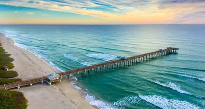 KING Bed & Mini Golf, Pet Friendly! Cowboy Pool Close to Beach Airport & Zoo BBQ