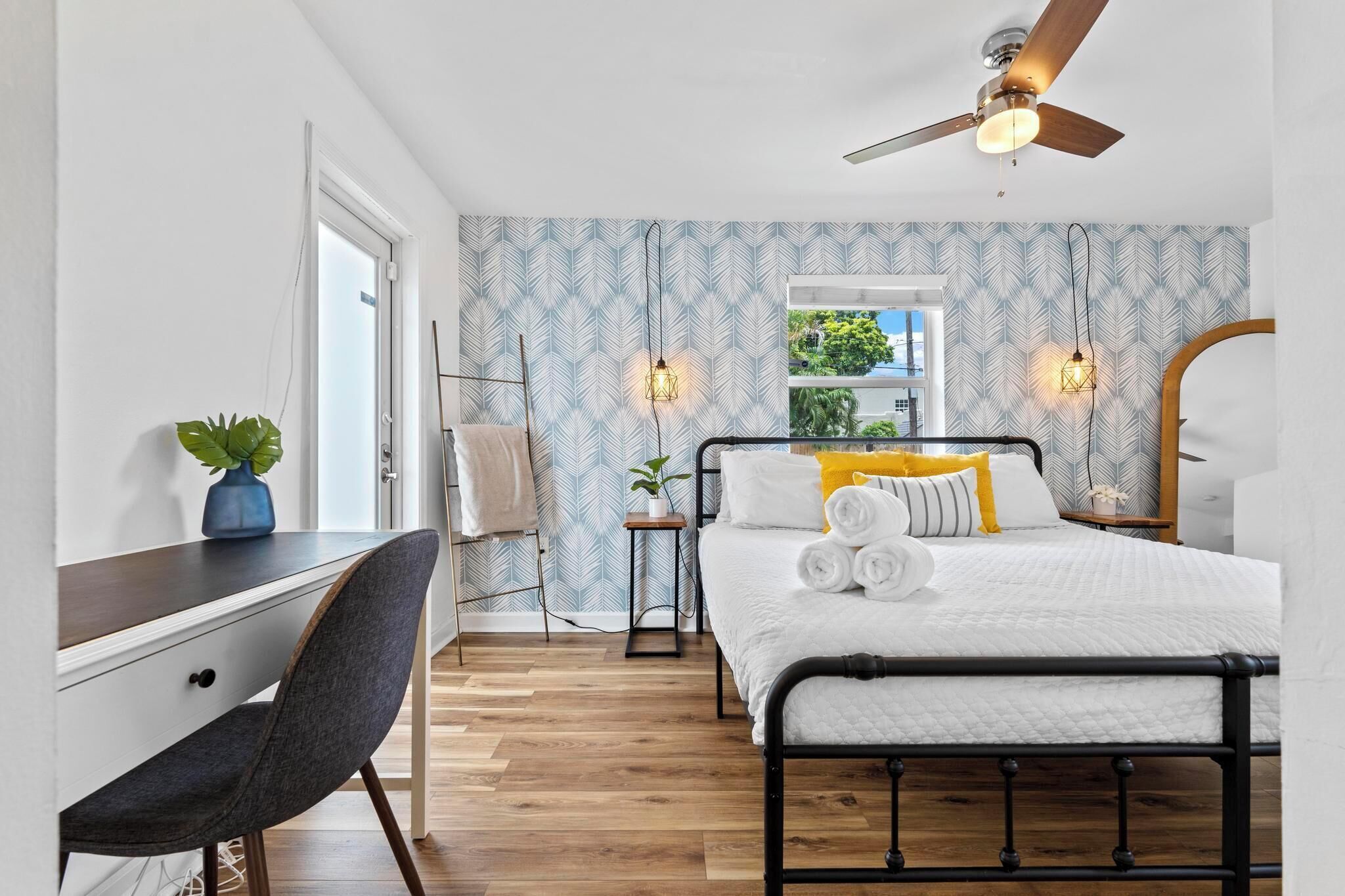 3 dormitorios, escritorio, tabla de planchar con plancha y cuna de viaje