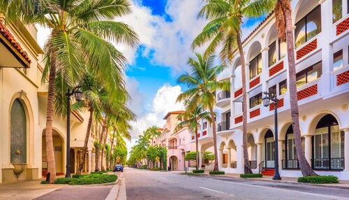 KING Bed & Mini Golf, Pet Friendly! Cowboy Pool Close to Beach Airport & Zoo BBQ