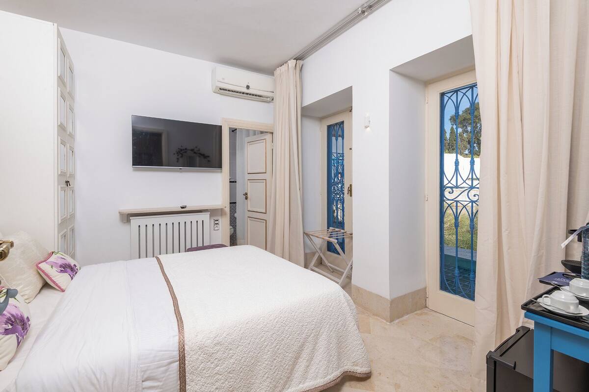 Suite Mimosa | Roupas de cama premium, frigobar, cofres nos quartos