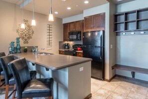 Réfrigérateur, micro-ondes, four, plaque de cuisson