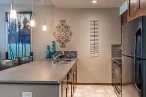 冷蔵庫、電子レンジ、オーブン、コンロ