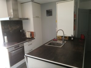 Een koelkast, een oven, een vaatwasser, een koffiezetapparaat/waterkoker
