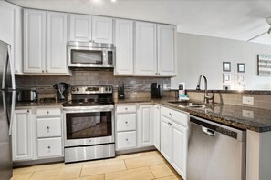 Frigorifero, microonde, forno, piano cottura