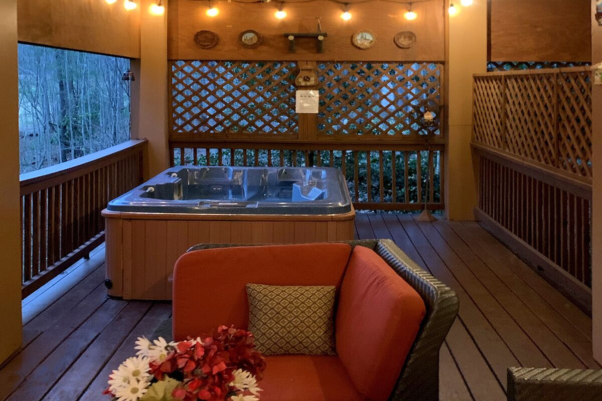 Edelweiss Chalet - Innsbruck Cabin, Creek And Golf Course Views And Hot Tub - Helen, GA