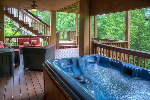 Edelweiss Chalet - Innsbruck Cabin, Creek and Golf Course Views and Hot Tub