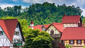 Um edifício tradicional em estilo de enxaimel, com telhado inclinado e chaminé à vista.