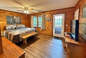 3 bedrooms, iron/ironing board, WiFi, bed sheets - A View From Above - Dog Friendly w/ Screened in Porch and Hot Tub, Near Helen GA (Sautee Nacoochee)