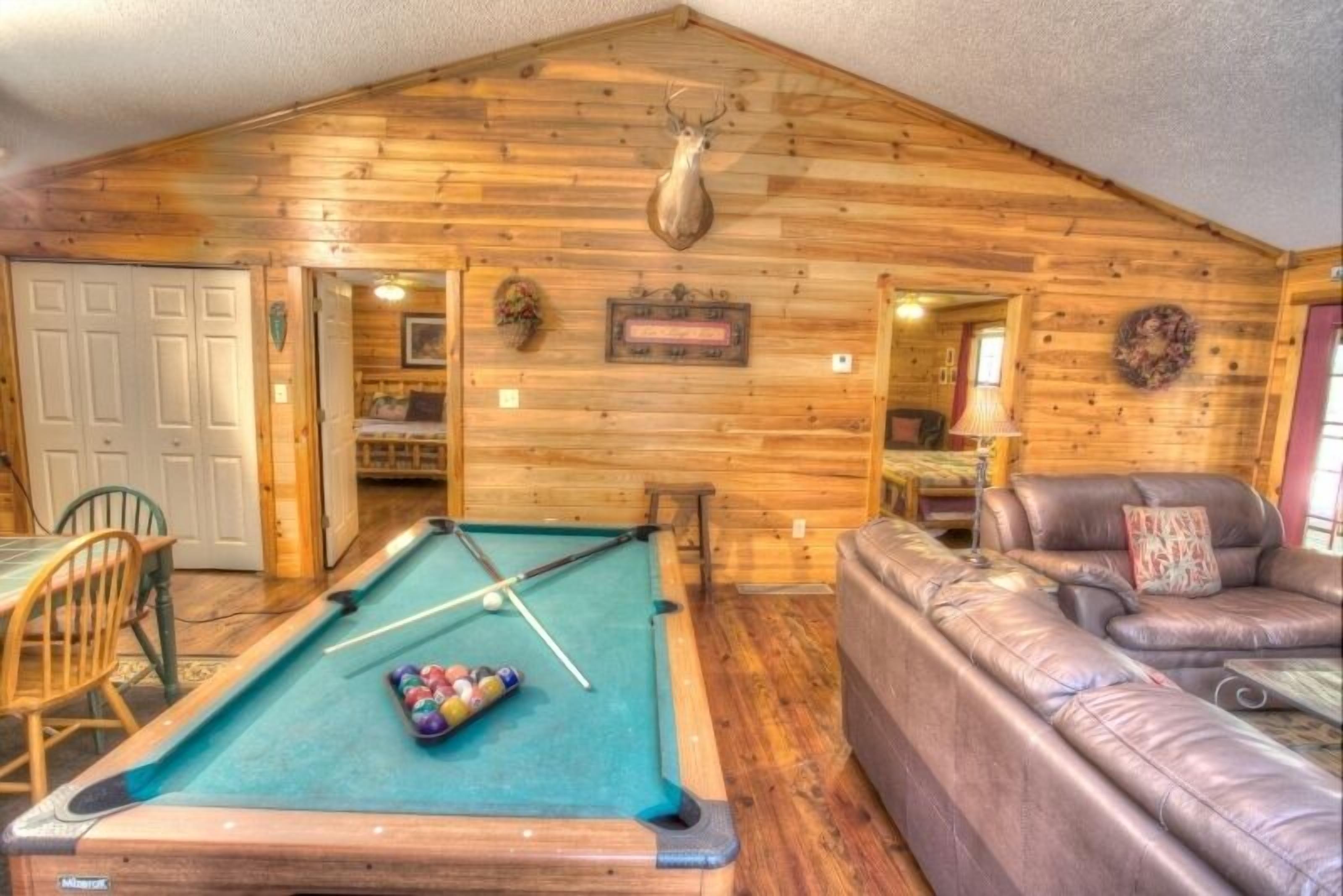Alpine Escape - 2br Cabin With Screened In Porch, Outdoor Fireplace And Hot Tub - Helen, GA