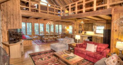 Bear Footin`- 4BR Cabin with Covered Hot Tub, Walkable to Downtown Helen, GA