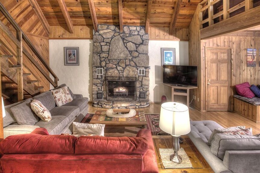 Bear Footin`- 4br Cabin With Covered Hot Tub, Walkable To Downtown Helen, Ga - Helen, GA