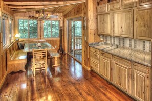 Interior - Delaine`s Retreat - 4 BR Cabin, Dog Friendly, Walkable to Downtown Helen, GA (Helen)