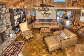 Televisión y chimenea 