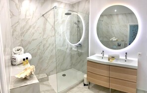 Douche, sèche-cheveux, serviettes fournies