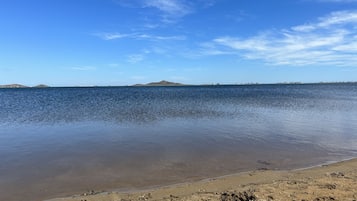 Ubicación cercana a la playa y tumbonas