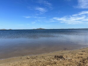 Vlak bij het strand, ligstoelen