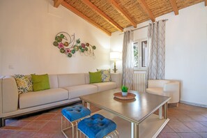 Una televisión, una chimenea, un futbolín