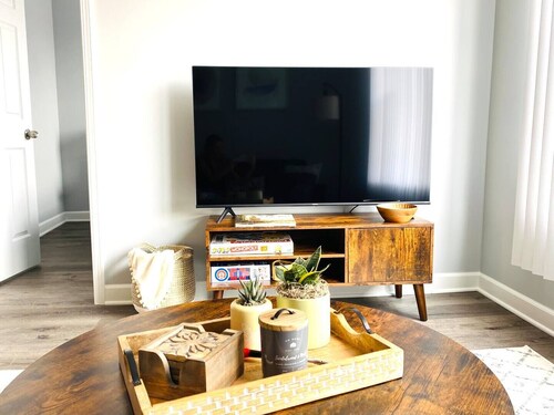 Lovely 3-bedroom Condo With Free Parking King Bed