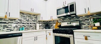 Lovely 3-bedroom Condo With Free Parking King Bed
