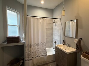 Badewanne, Haartrockner, Handtücher, Seife