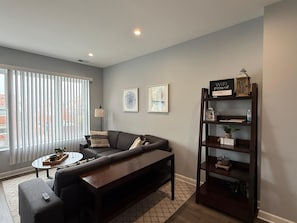 Smart TV - Lovely 3-bedroom Condo With Free Parking King Bed (Chicago)