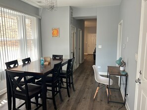 Dining - Lovely 3-bedroom Condo With Free Parking King Bed (Chicago)