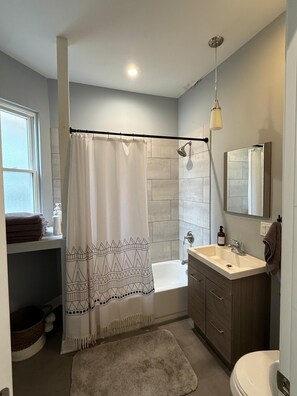 Bathtub, hair dryer, towels, soap - Lovely 3-bedroom Condo With Free Parking King Bed (Chicago)