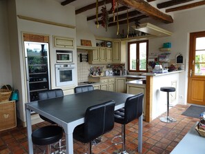 Fridge, microwave, oven, stovetop - Beautiful 240m2 house in the countryside with swimming pool and spa (Brain-sur-Allonnes)
