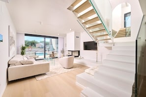 Smart TV, fireplace