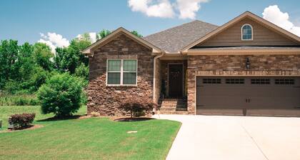 Cozy Newly built home located in RAINBOW CITY Al convenient to highway 759 & 59