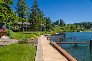 Property grounds - Condo w/waterfront views, A/C & king-sized bed - Marina Cay Vista Della Baia (Bigfork)