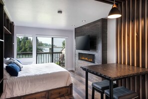 1 bedroom, free WiFi, bed sheets - Condo w/waterfront views, A/C & king-sized bed - Marina Cay Vista Della Baia (Bigfork)