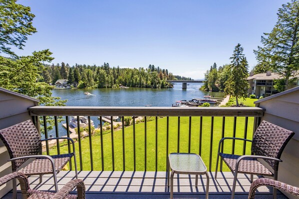 Property grounds - Condo w/waterfront views, A/C & king-sized bed - Marina Cay Vista Della Baia (Bigfork)