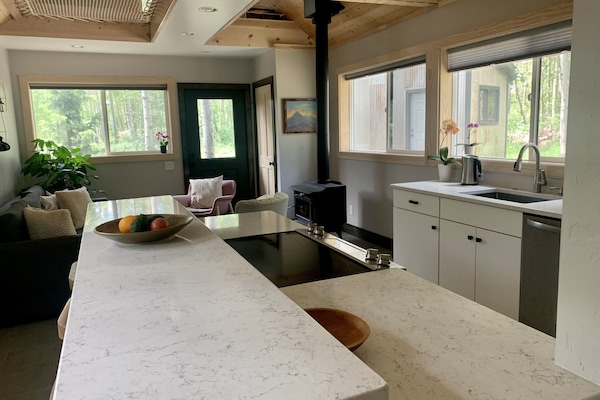 Een koelkast, een magnetron, een oven, een vaatwasser