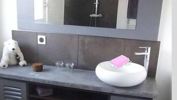 Douche, savon, papier toilette