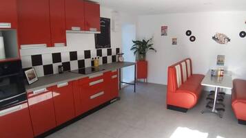 Réfrigérateur, micro-ondes, four, plaque de cuisson