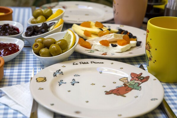Una mesa con diferentes platos y una taza amarilla.
