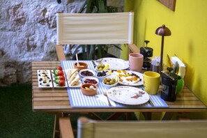 Tägliches einheimisches Frühstück gegen Gebühr