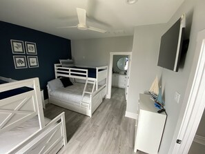 4 bedrooms, in-room safe, iron/ironing board, travel crib - The Barefoot Pelican -Sunset Views on water- 5 minutes from beach- great fishing (Jamaica Beach)