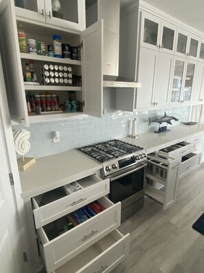 Fridge, microwave, oven, stovetop - The Barefoot Pelican -Sunset Views on water- 5 minutes from beach- great fishing (Jamaica Beach)