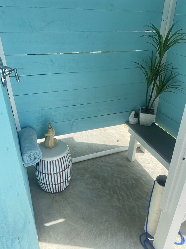 Property grounds - The Barefoot Pelican -Sunset Views on water- 5 minutes from beach- great fishing (Jamaica Beach)