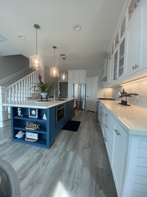 Fridge, microwave, oven, stovetop - The Barefoot Pelican -Sunset Views on water- 5 minutes from beach- great fishing (Jamaica Beach)