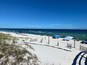På stranden