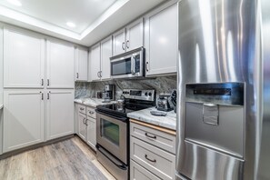 Frigorifero, microonde, forno, piano cottura