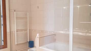 Ensemble douche/baignoire, bidet, serviettes fournies, savon