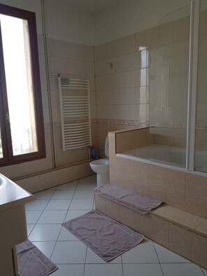 Ensemble baignoire-douche, bidet, serviettes fournies, savon