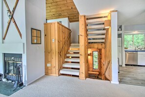 Interior - Cozy Lincoln Condo ~ 1 Mi to Loon Mountain! (Lincoln)