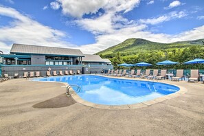 Pool - Cozy Lincoln Condo ~ 1 Mi to Loon Mountain! (Lincoln)